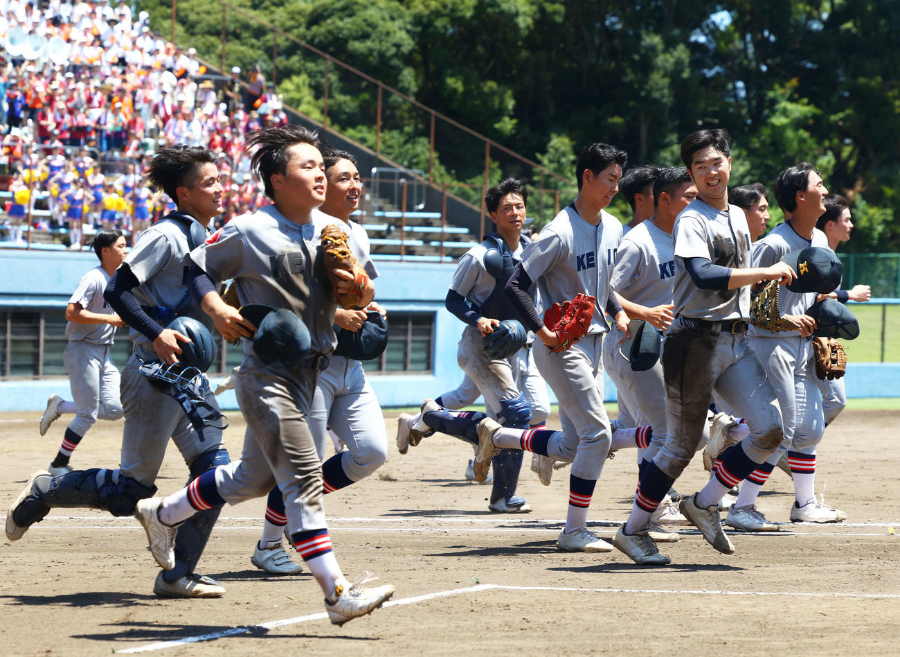 慶応対相模原　相模原に勝利し、観客席にあいさつに向かう慶応の選手たち（撮影・河田真司）