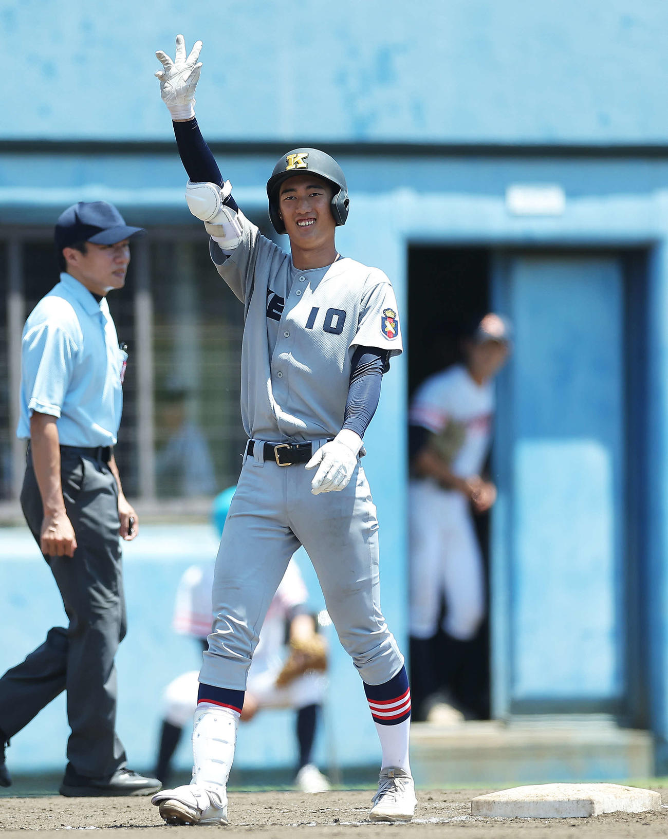 慶応対相模原　8回表慶応2死一、二塁、右中間に2点適時三塁打を放ち出塁する慶応・八木（撮影・河田真司）
