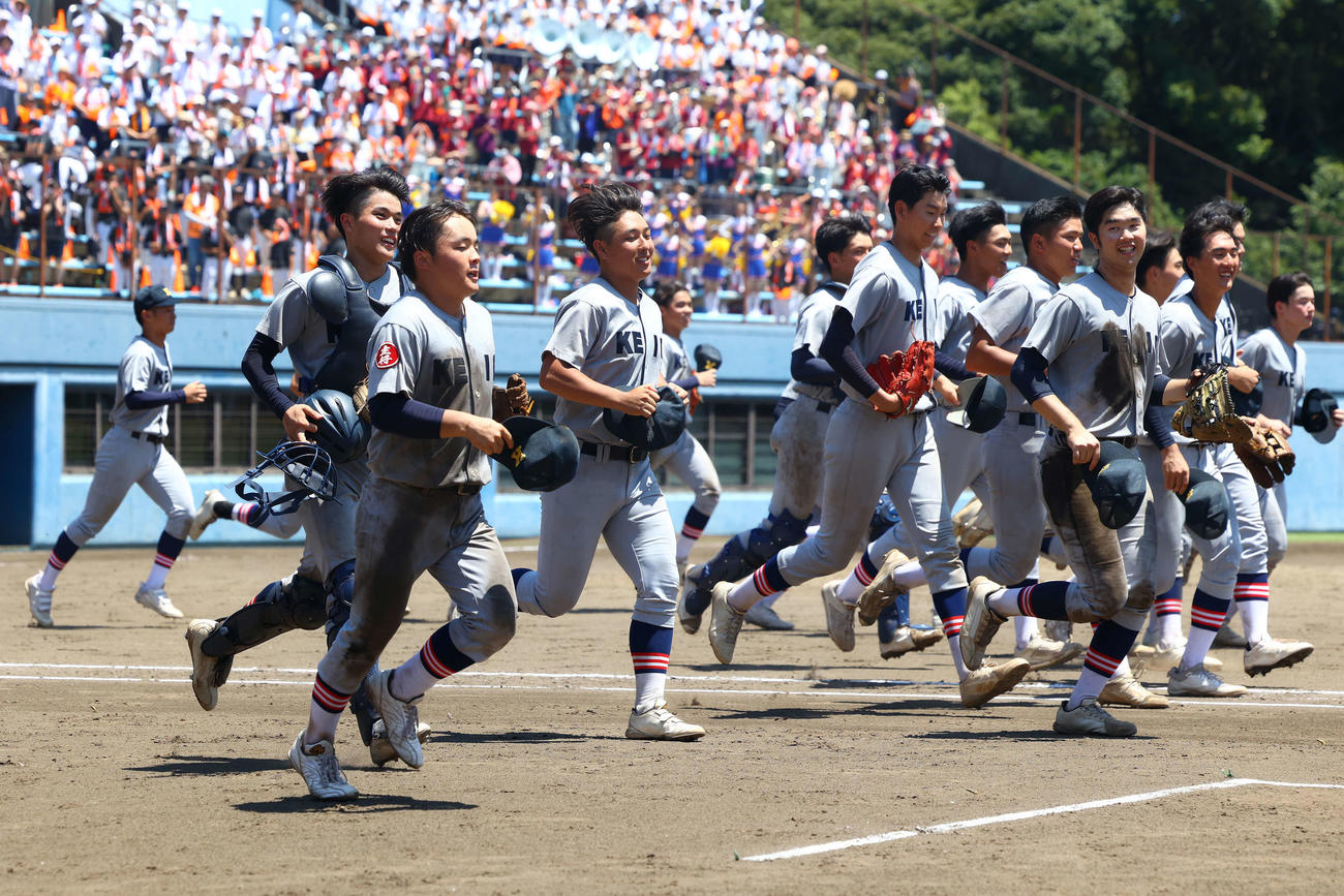 慶応対相模原　相模原に勝利し、観客席にあいさつに向かう慶応の選手たち（撮影・河田真司）