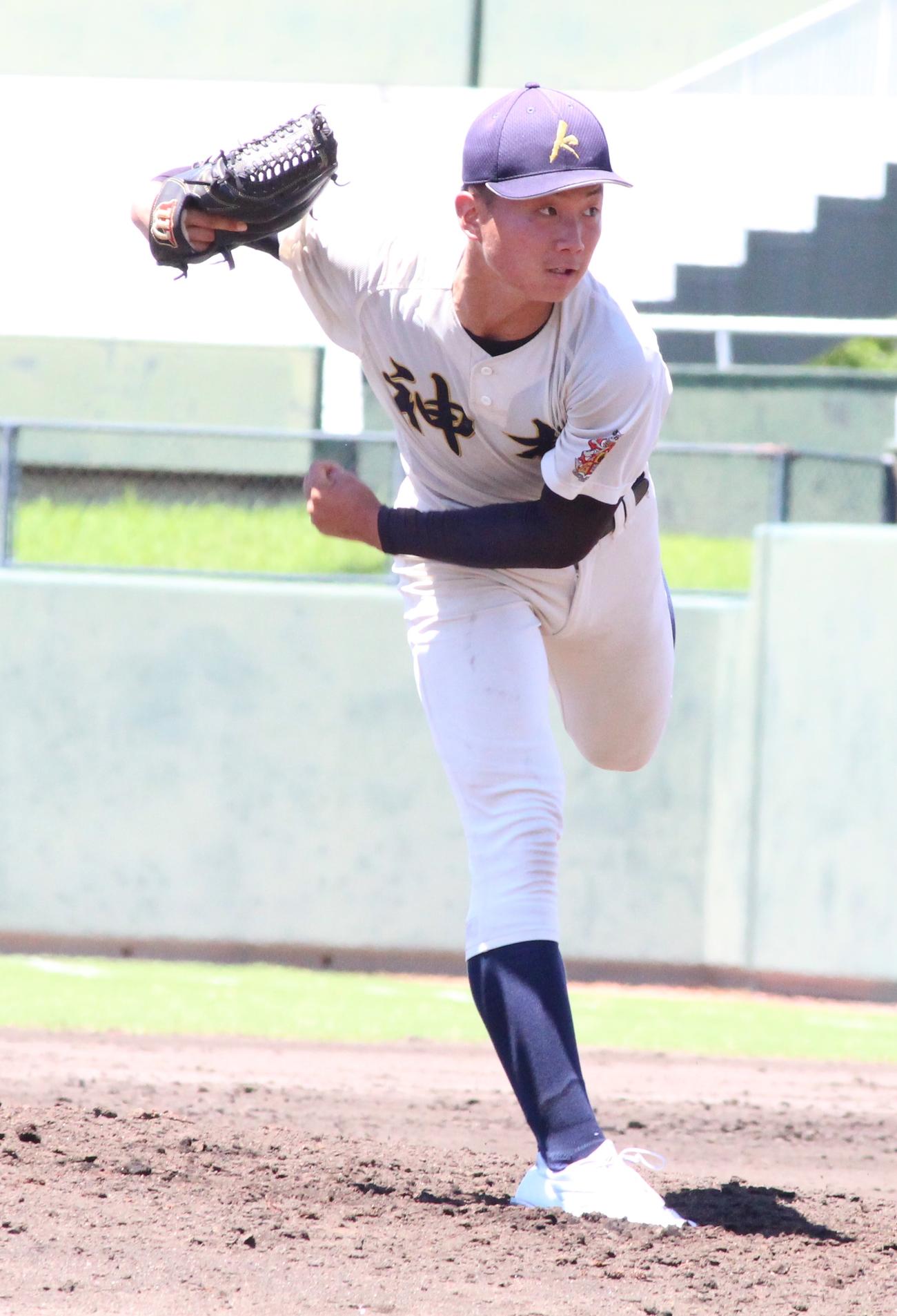 出水中央対神村学園　力投する神村学園・黒木陽琉投手（撮影・菊川光一）