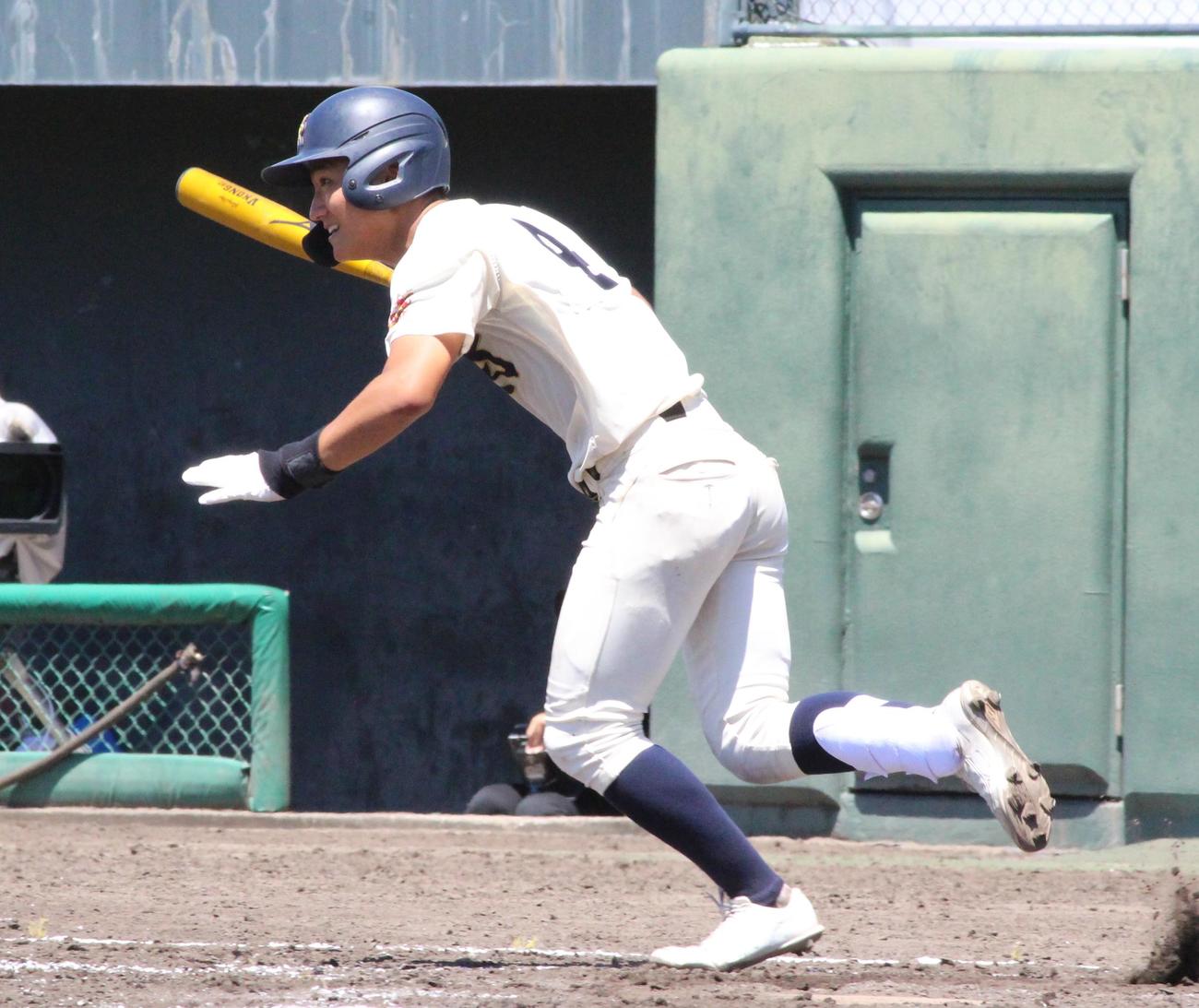 出水中央対神村学園　4回裏神村学園1死一、三塁、左前適時打を放つ増田有紀内野手（撮影・菊川光一）