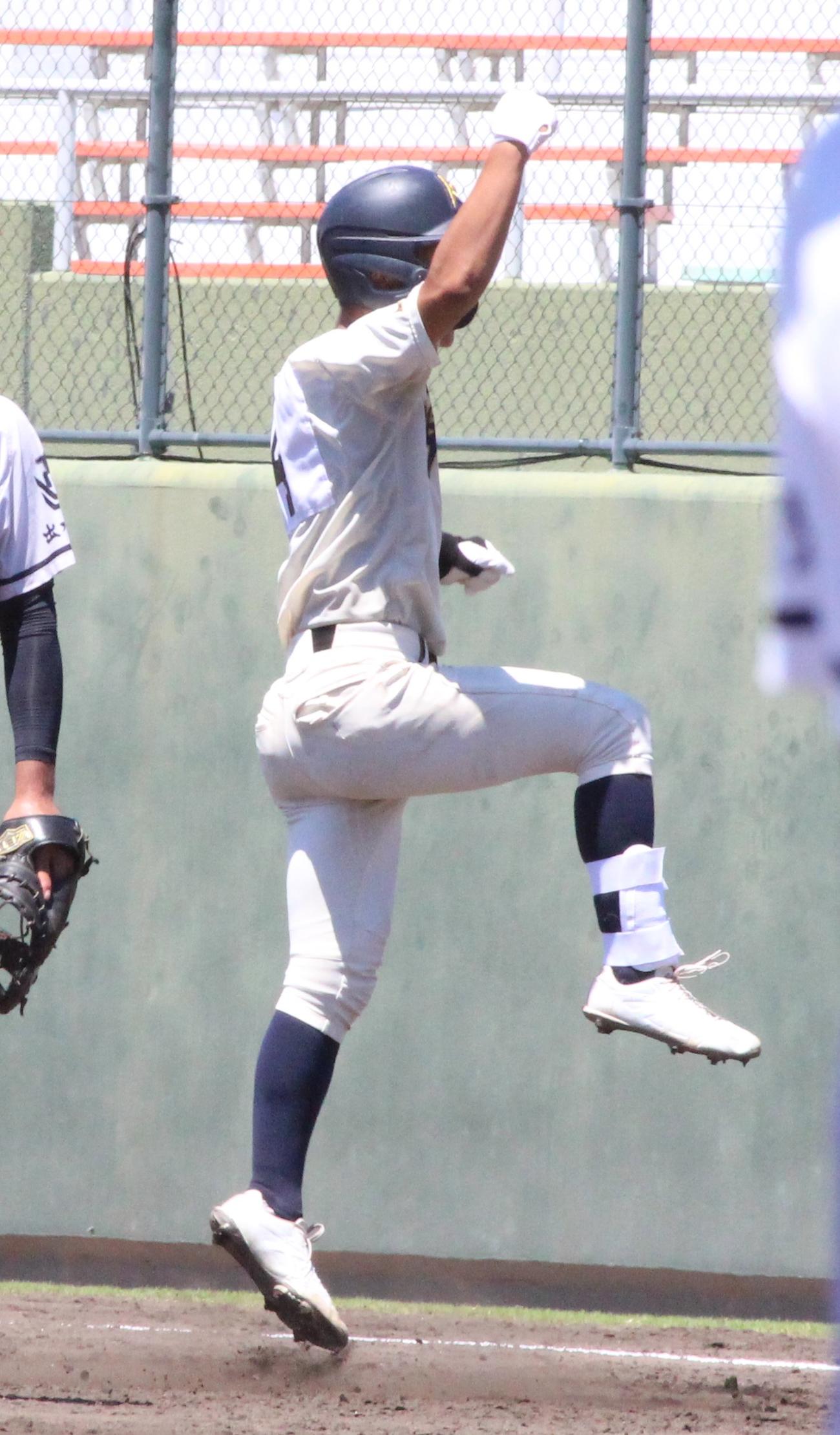 出水中央対神村学園　4回裏神村学園1死一、三塁、左前適時打を放ち、ジャンプする増田有紀内野手（撮影・菊川光一）