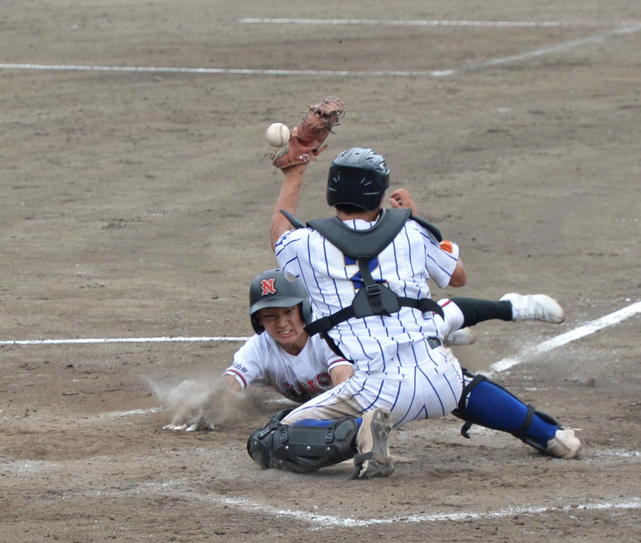 酒田南対日大山形　9回2死二塁、日大山形・浅野の左前適時打で、二塁から激走し、本塁へヘッドスライディングする土屋（左）（撮影・濱本神威）