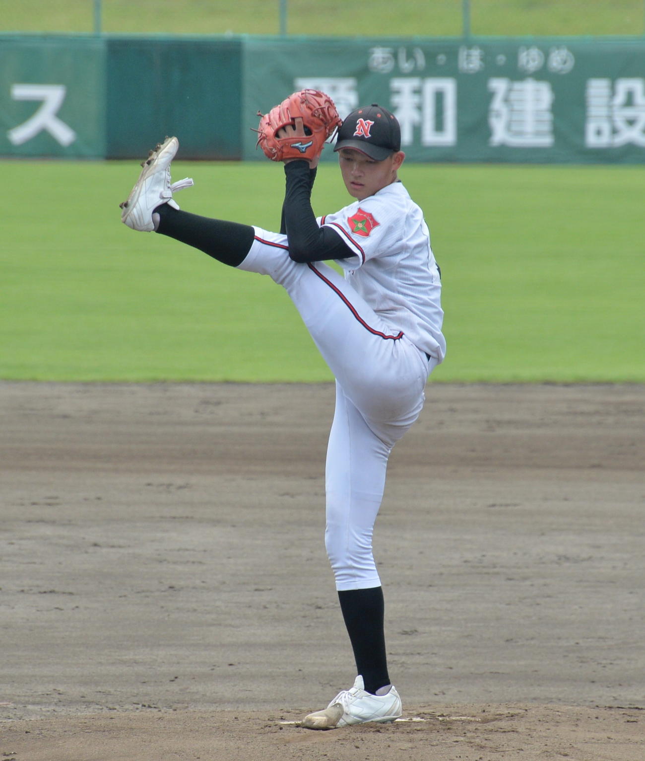 酒田南対日大山形　佐々木朗希投手（21、ロッテ）の投球フォームを参考に、足を高く上げる日大山形・菅井（撮影・濱本神威）