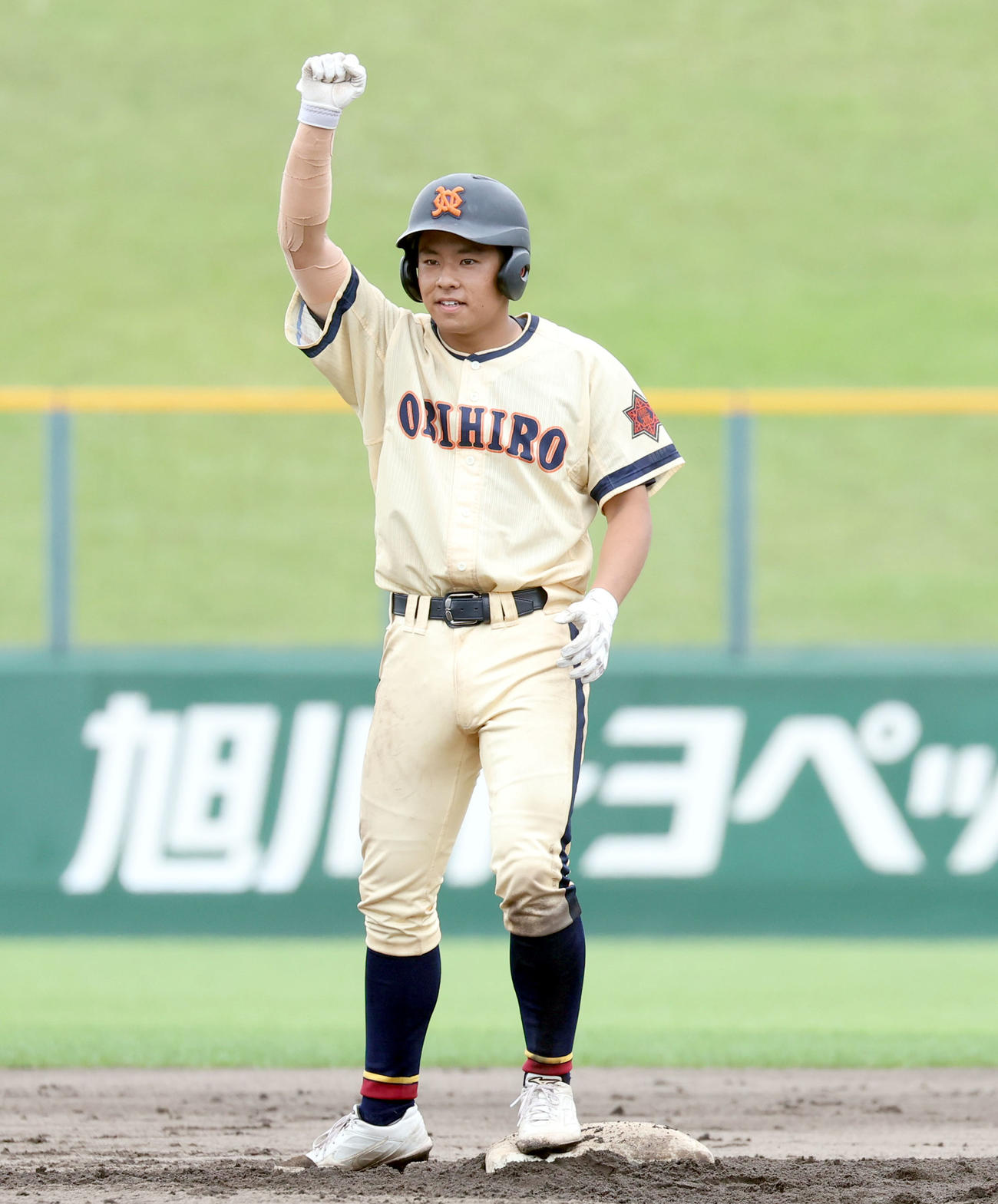 帯広農対旭川永嶺　7回表帯広農1死二塁、森本は適時二塁打を放ちガッツポーズをする（撮影・佐藤翔太）