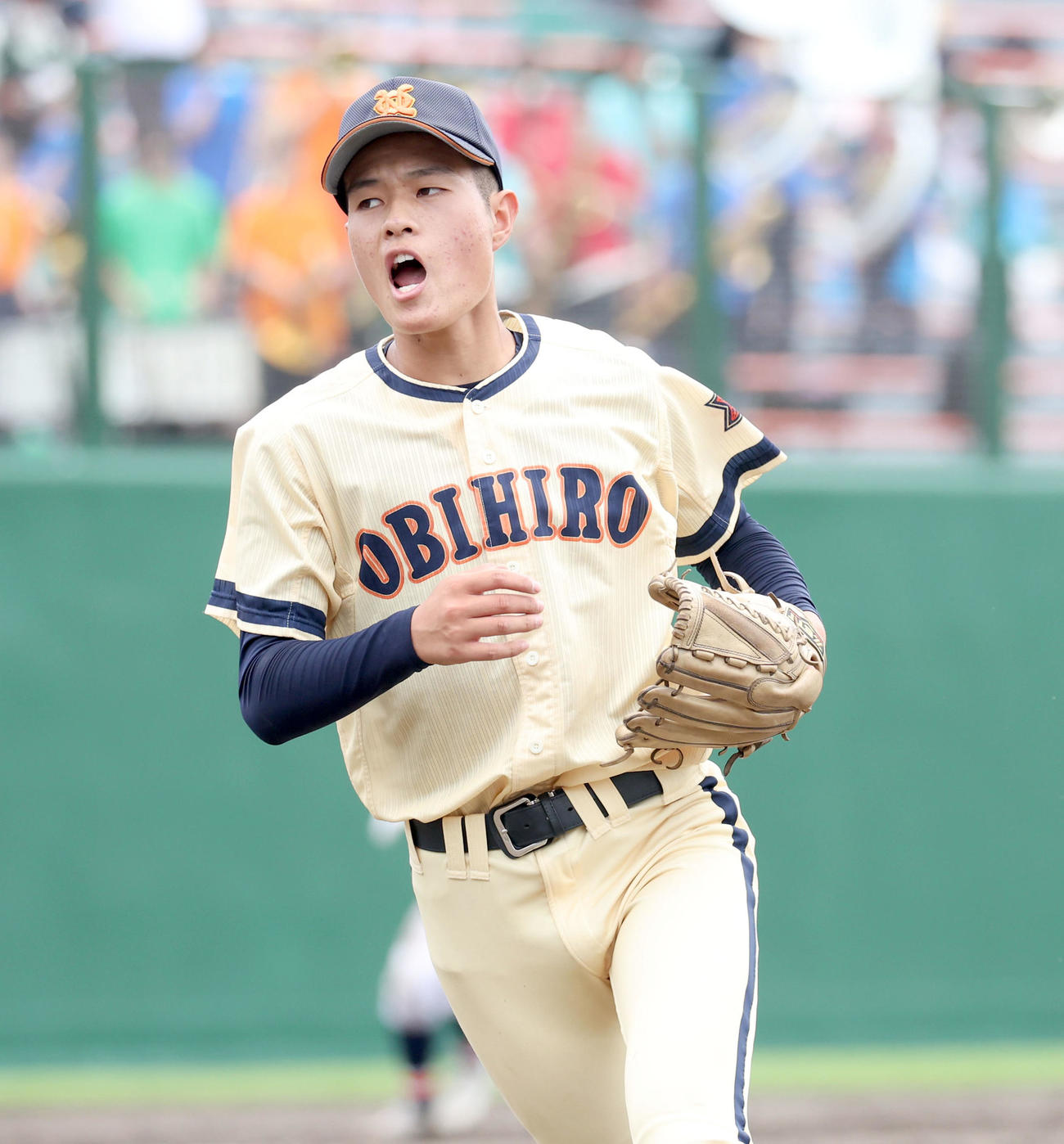帯広農対旭川永嶺　6回裏旭川永嶺2死一、二塁、野上を三ゴロに仕留めベンチに戻る久保田（撮影・佐藤翔太）