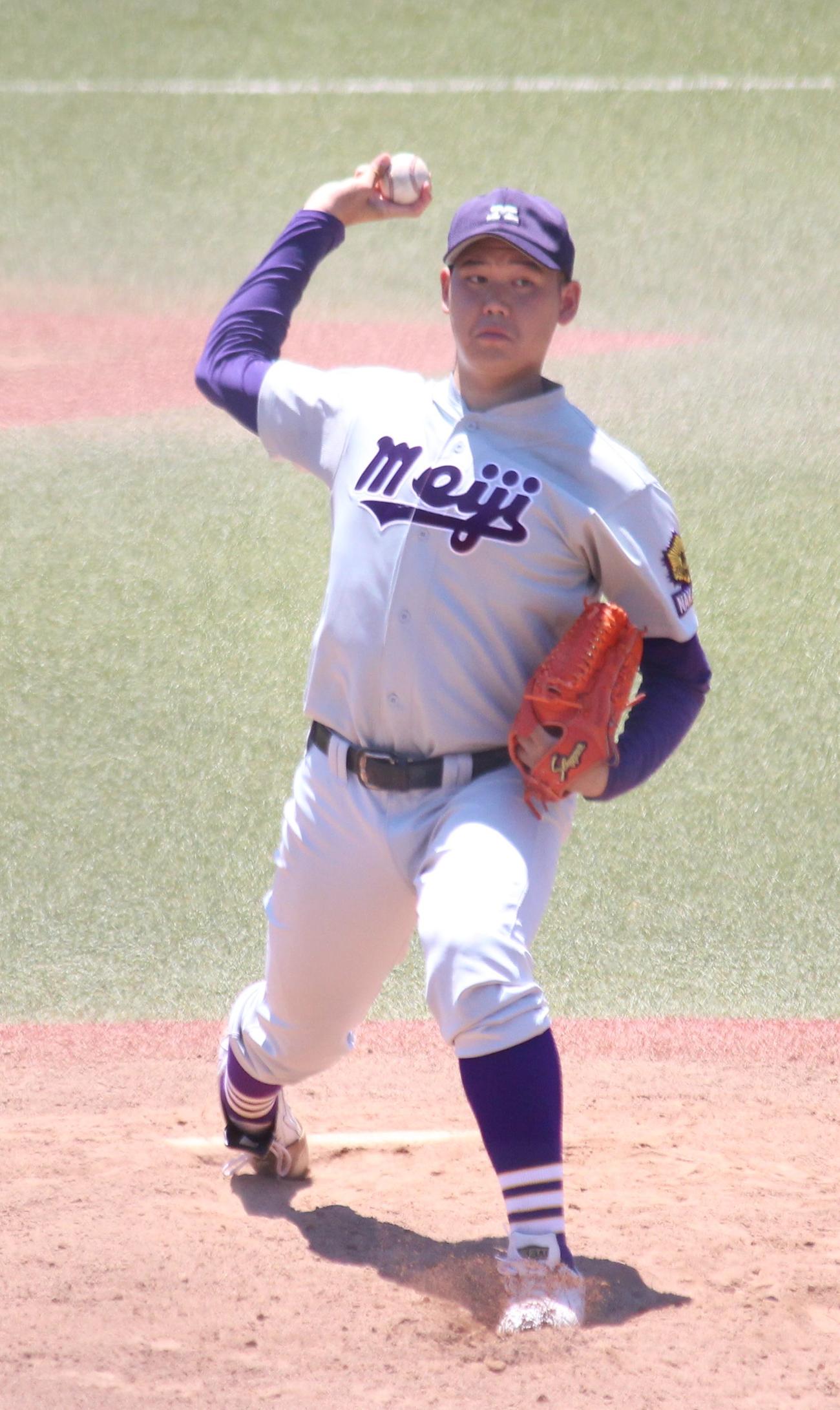 足立学園対明大中野　8回から2番手で登板し2回を無安打無失点に抑えた明大中野・中村（撮影・保坂恭子）