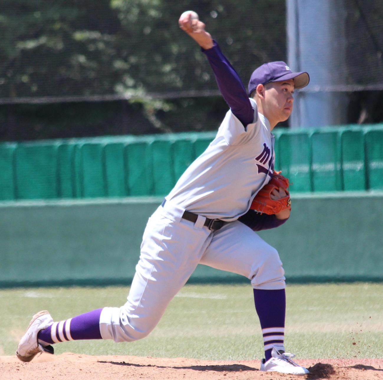 足立学園対明大中野　8回から2番手で登板した明大中野・中村（撮影・保坂恭子）