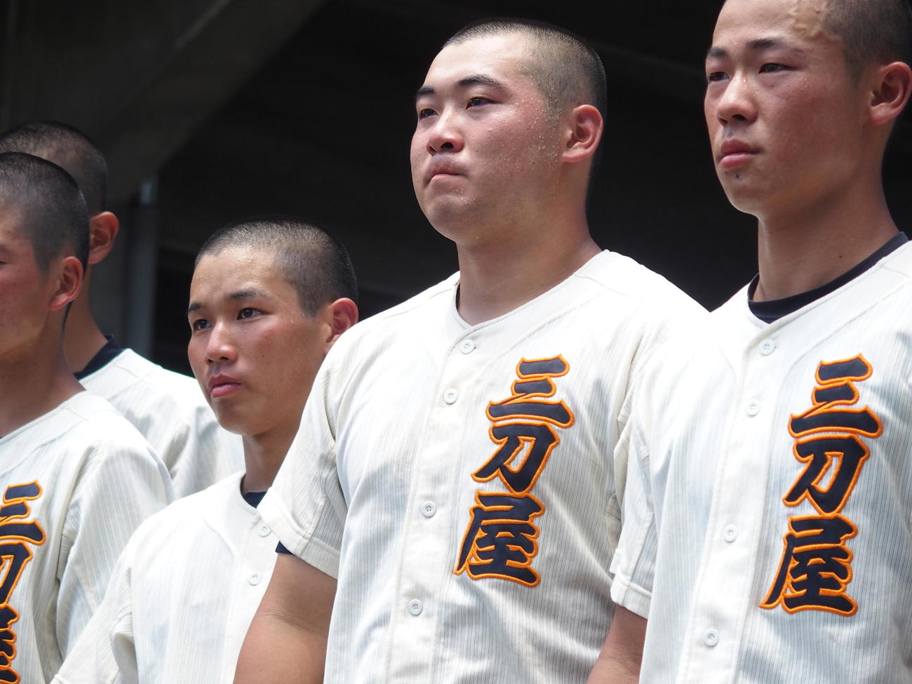 三刀屋対石見智翠館　球場外で相手選手とのあいさつに整列する三刀屋・高野（撮影・永田淳）