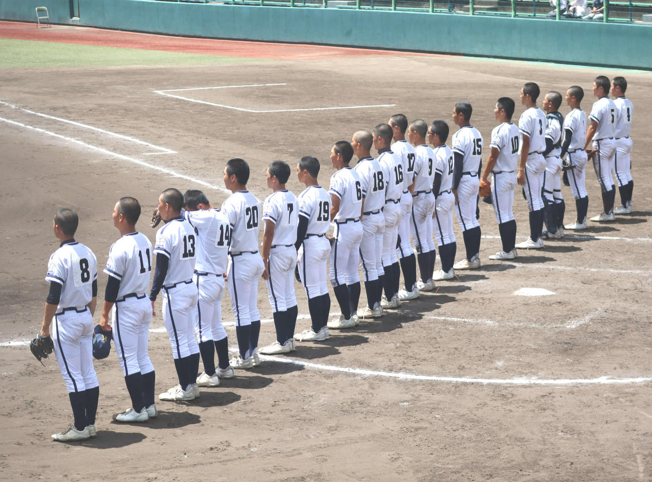 高校野球奈良大会　郡山対十津川　十津川戦に勝利し校歌を歌う郡山ナイン（撮影・村松万里子）