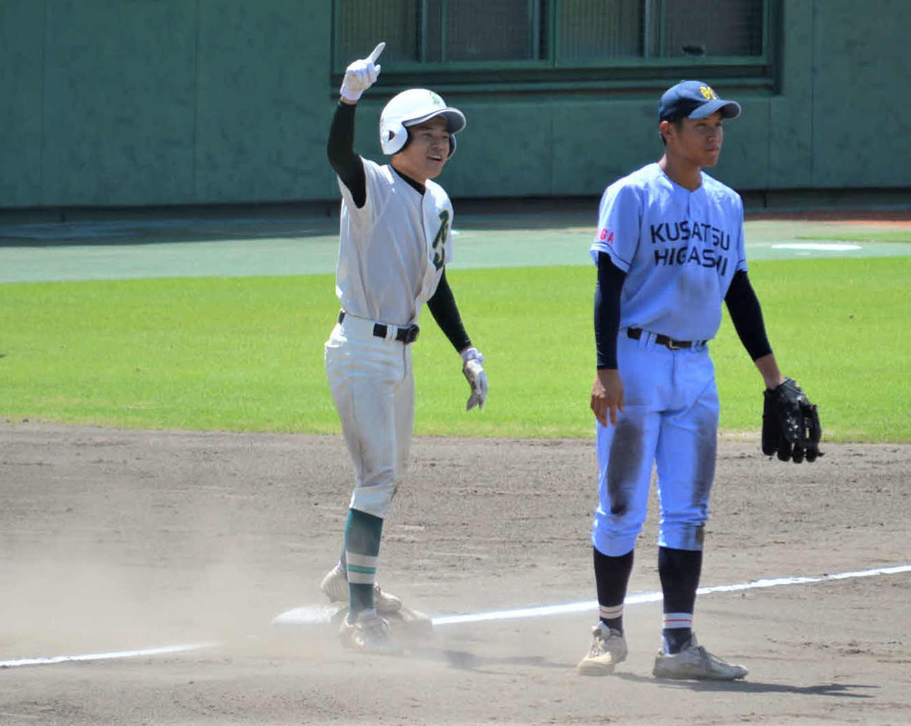 石山対草津東　7回表に決勝適時三塁打を放ち、ガッツポーズをみせる石山・内村（撮影・藤本真育）
