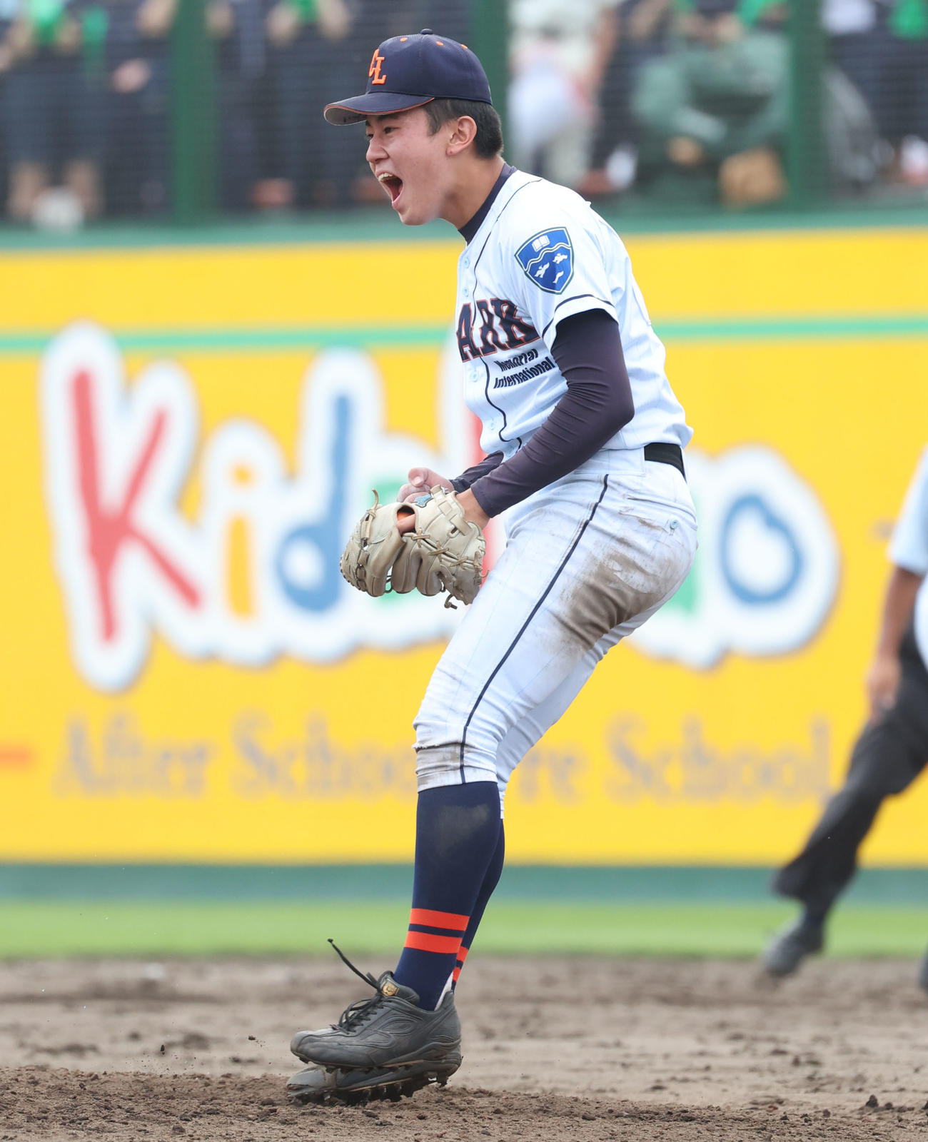 旭川実対クラーク　最後の打者を三振にとりガッツポーズをするクラークの新岡（撮影・佐藤翔太）