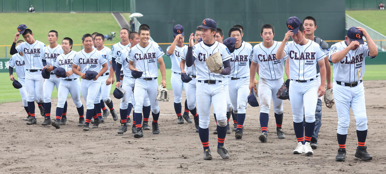 旭川実対クラーク　旭川実に勝利し引き揚げるクラークナイン（撮影・佐藤翔太）