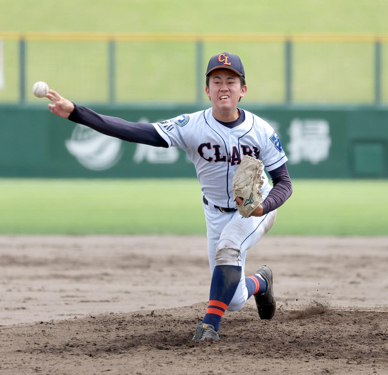 旭川実対クラーク　力投するクラーク先発の新岡（撮影・佐藤翔太）