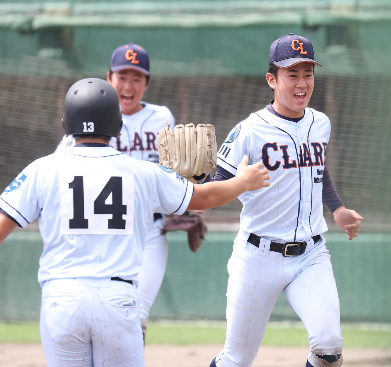 旭川実対クラーク　2回表を無失点に抑えベンチに戻るクラークの新岡（右）（撮影・佐藤翔太）