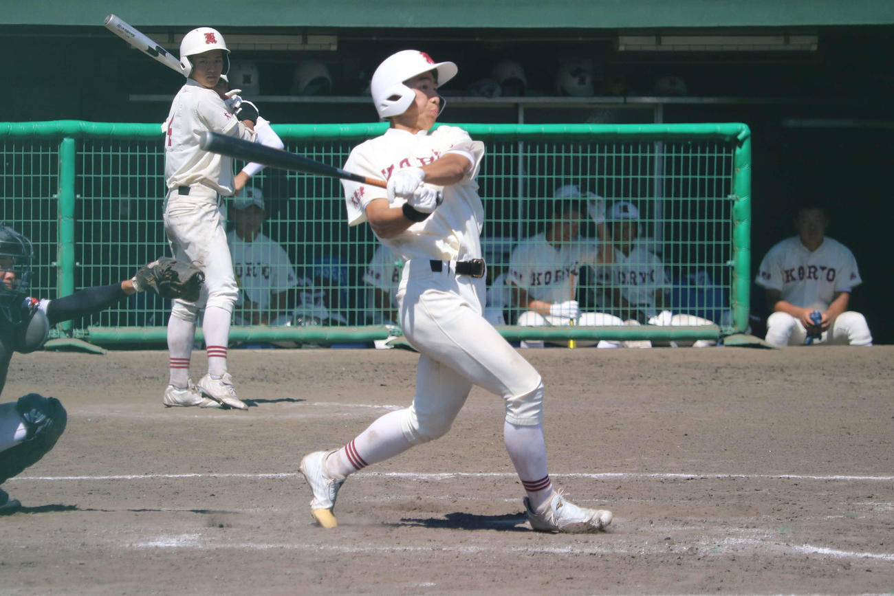 5回1死満塁から右越え満塁本塁打を放つ拓大紅陵の菰田（撮影・保坂淑子）
