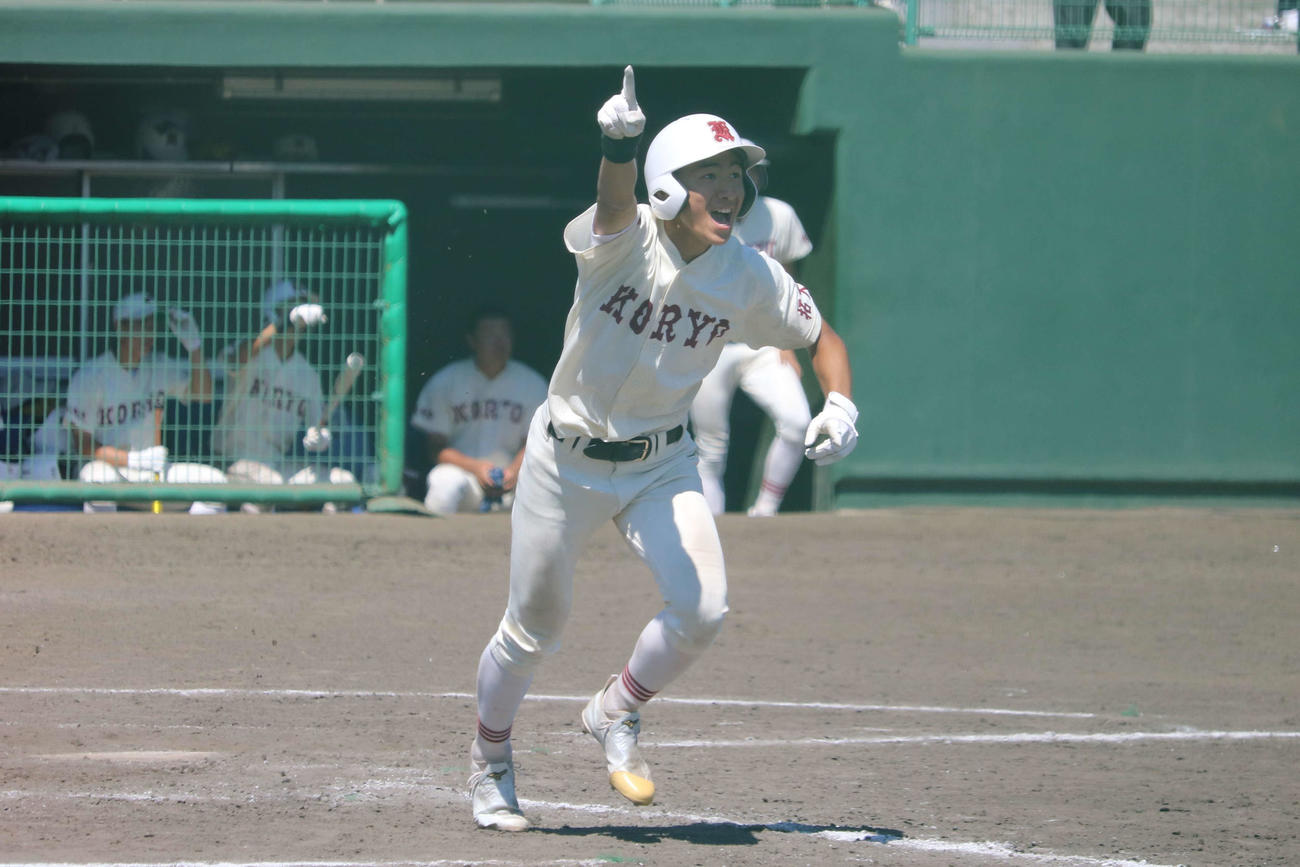 5回1死満塁から右越え満塁本塁打を放った瞬間、ひと差し指を突き上げ走り出す拓大紅陵の菰田（撮影・保坂淑子）