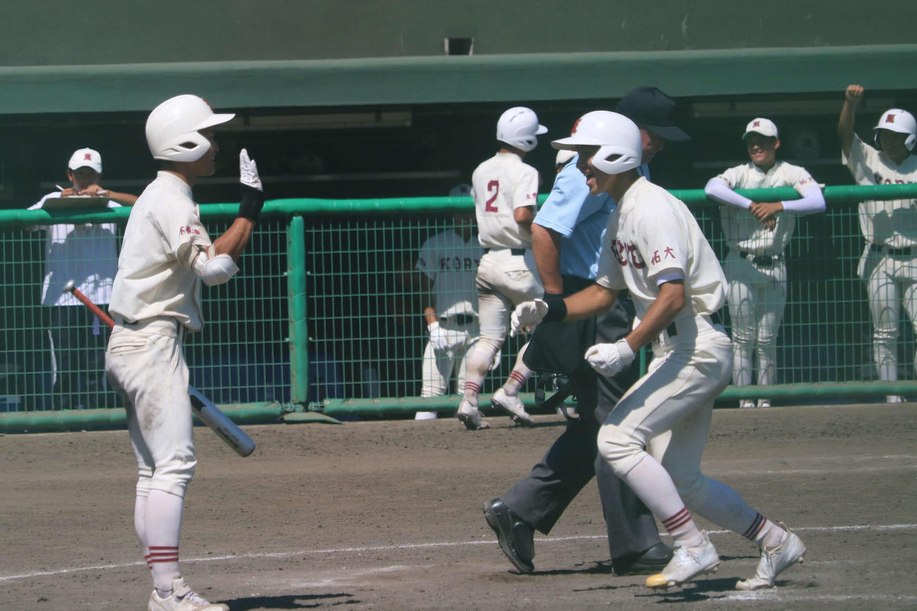 拓大紅陵ー柏陵　5回1死満塁から右越え満塁本塁打を放ち、ガッツポーズを作りながらホームインする拓大紅陵の菰田（撮影・保坂淑子）