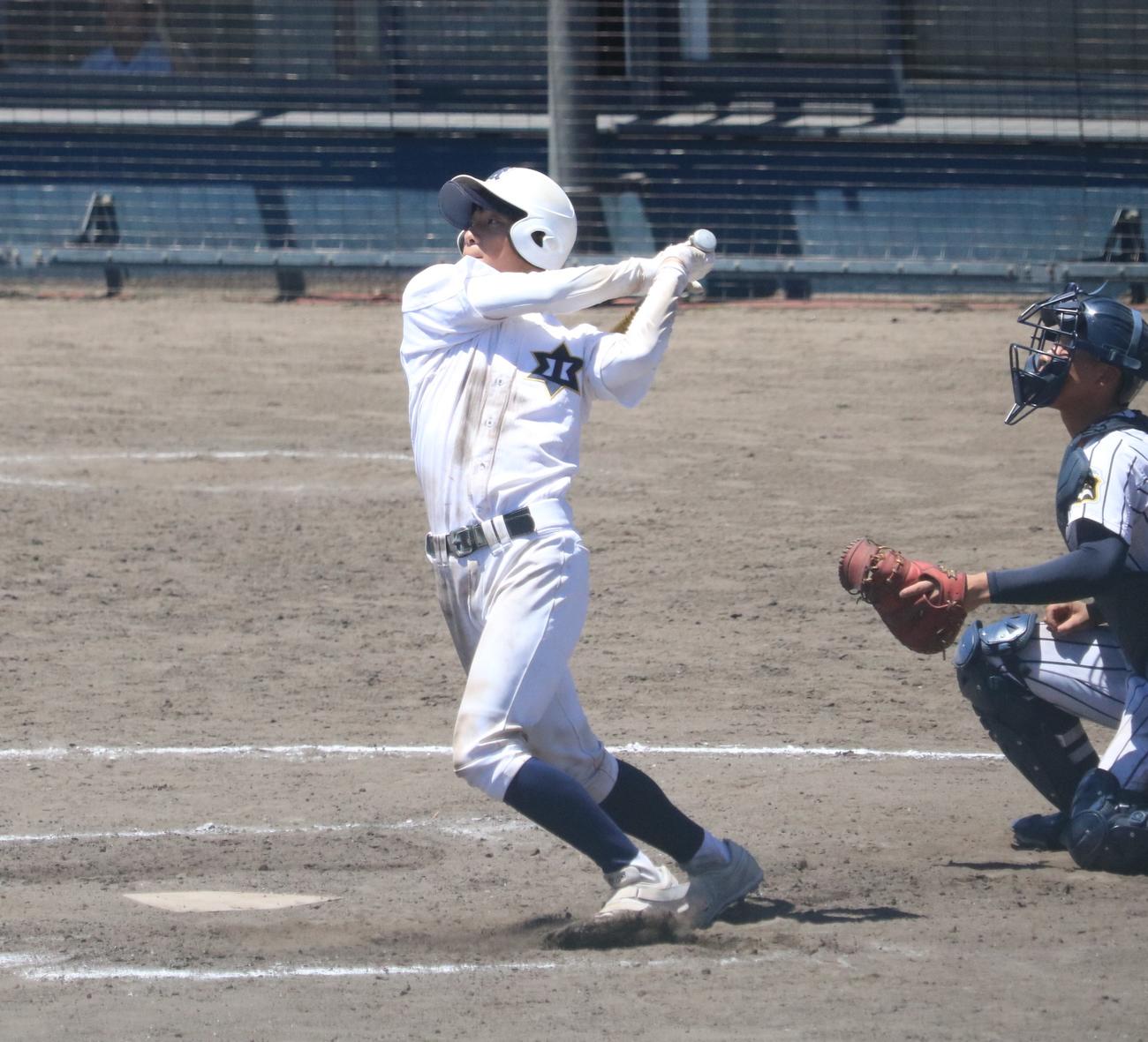 東海大大阪仰星対北野　9回裏1死、北野の上松香貴主将（3年）は中飛に終わる（撮影・林亮佑）＝2023年7月16日、大阪シティ信用金庫スタジアム