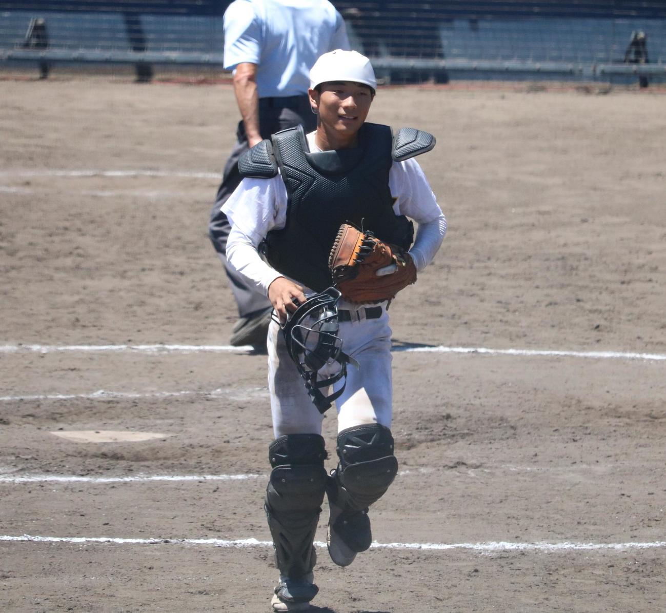 東海大大阪仰星対北野　北野の上松香貴主将（3年）は守備を終え、ベンチに戻る（撮影・林亮佑）＝2023年7月16日、大阪シティ信用金庫スタジアム