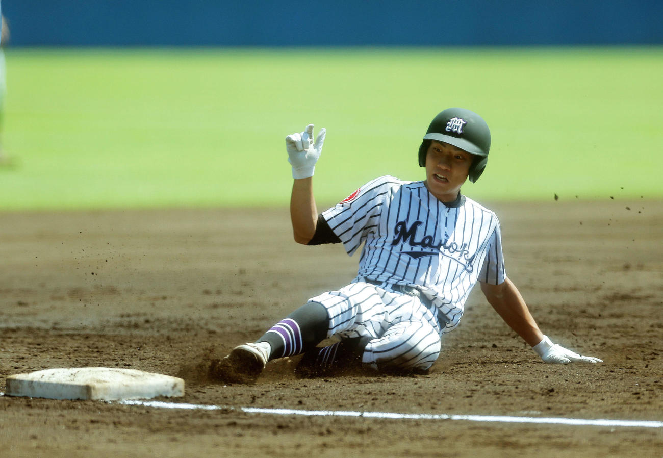 立花学園対舞岡　2回裏舞岡2死満塁、左翼線に3点適時三塁打を放ち出塁する舞岡・飯田（撮影・河田真司）
