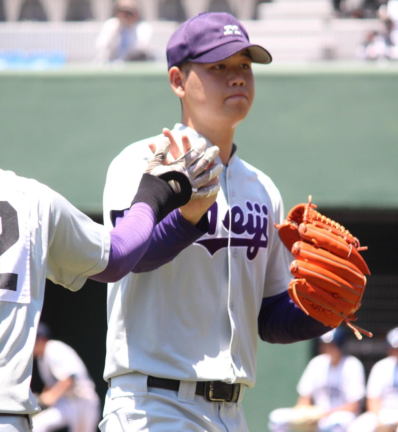 足立学園対明大中野　8回から2番手で登板し、ベンチに戻る明大中野・中村（撮影・保坂恭子）