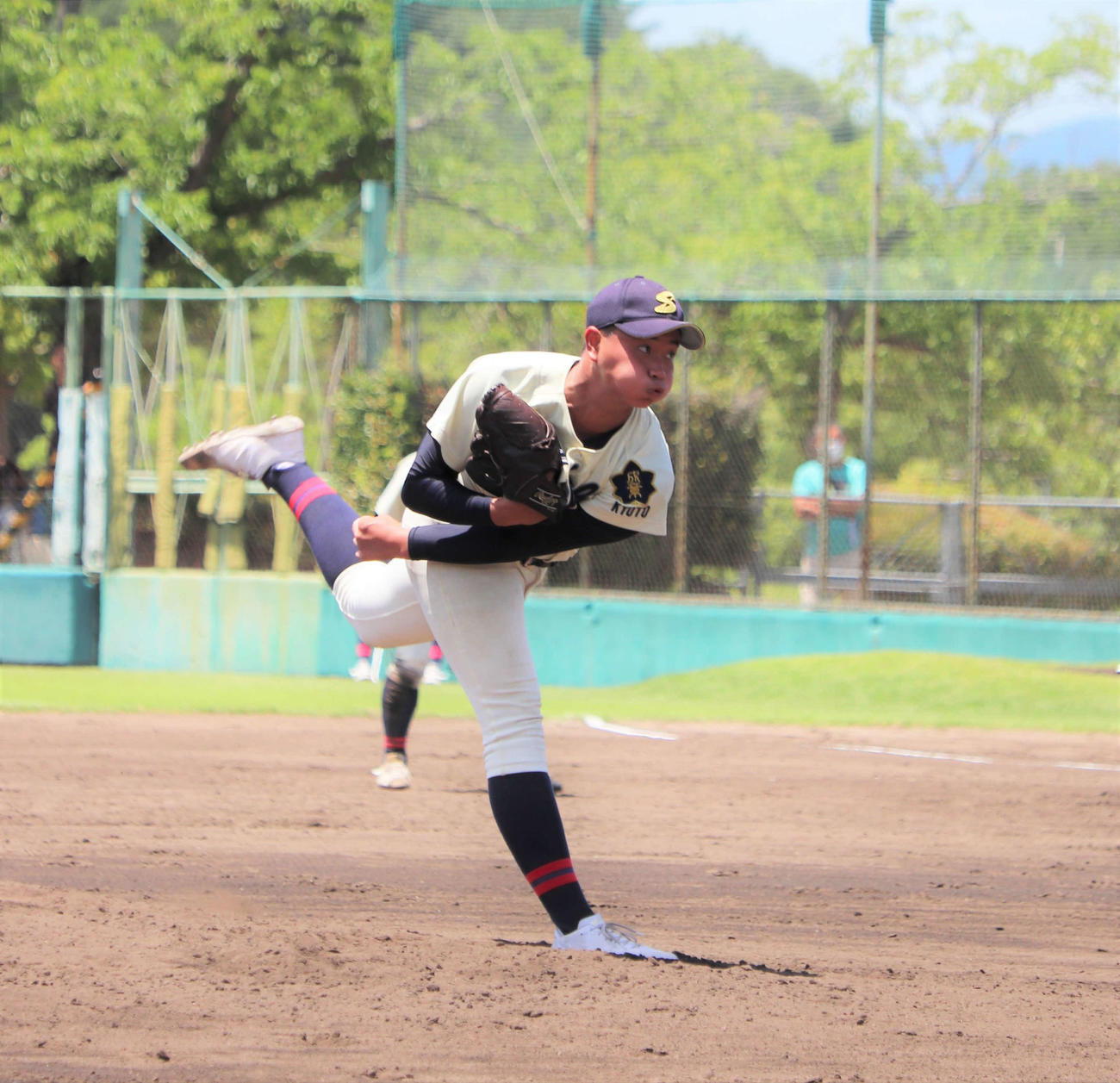 城南菱創対京都成章　5回無失点の力投をみせた京都成章・田崎（撮影・中島麗）