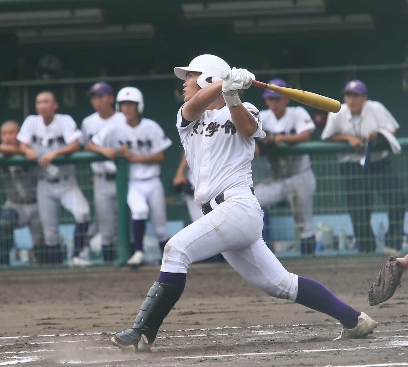 新潟対東京学館新潟　2－2の6回2死二塁、代打の渡辺は勝ち越しの右中間三塁打を放つ