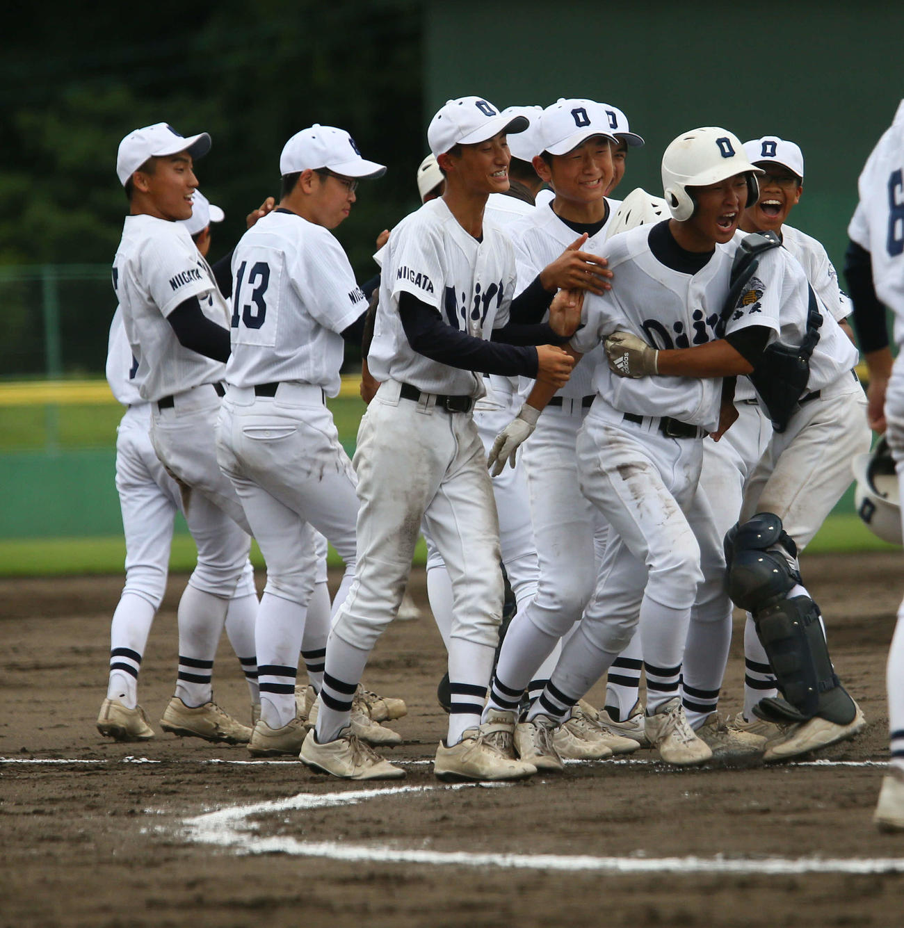 新潟第一対小千谷　6－6の延長10回タイブレーク、1死満塁でサヨナラの左犠飛を放った和田はナインにもみくちゃにされる
