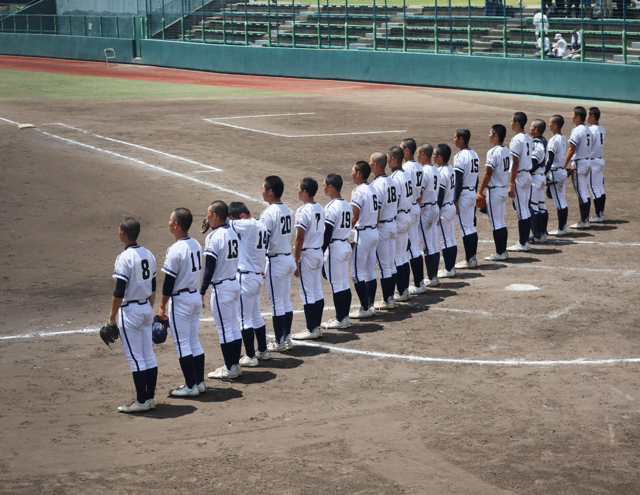 郡山対十津川　十津川戦に勝利し校歌を歌う郡山ナイン（撮影・村松万里子）