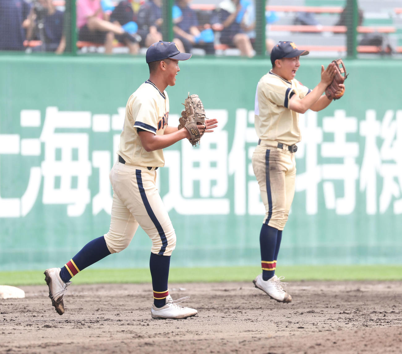 帯広農対旭川永嶺　9回裏、最後の打者を中飛に仕留めグラブをたたく帯広農の東村（左）（撮影・佐藤翔太）