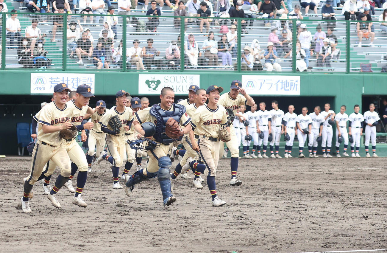 帯広農対旭川永嶺　旭川永嶺に勝利し駆け出す帯広農ナイン（撮影・佐藤翔太）