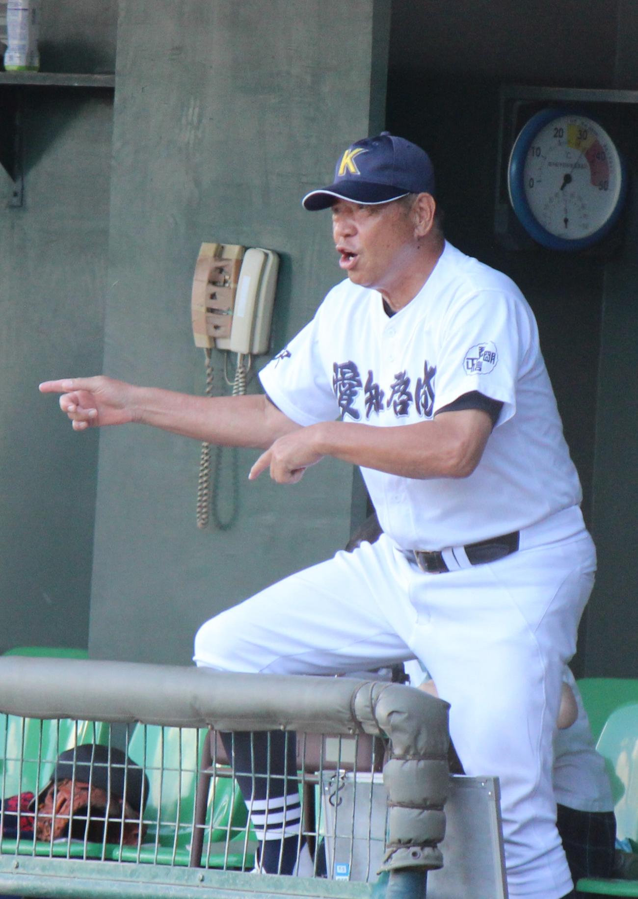 愛知啓成対小牧南　選手に指示を出す愛知啓成・中村好治監督（撮影・柏原誠）