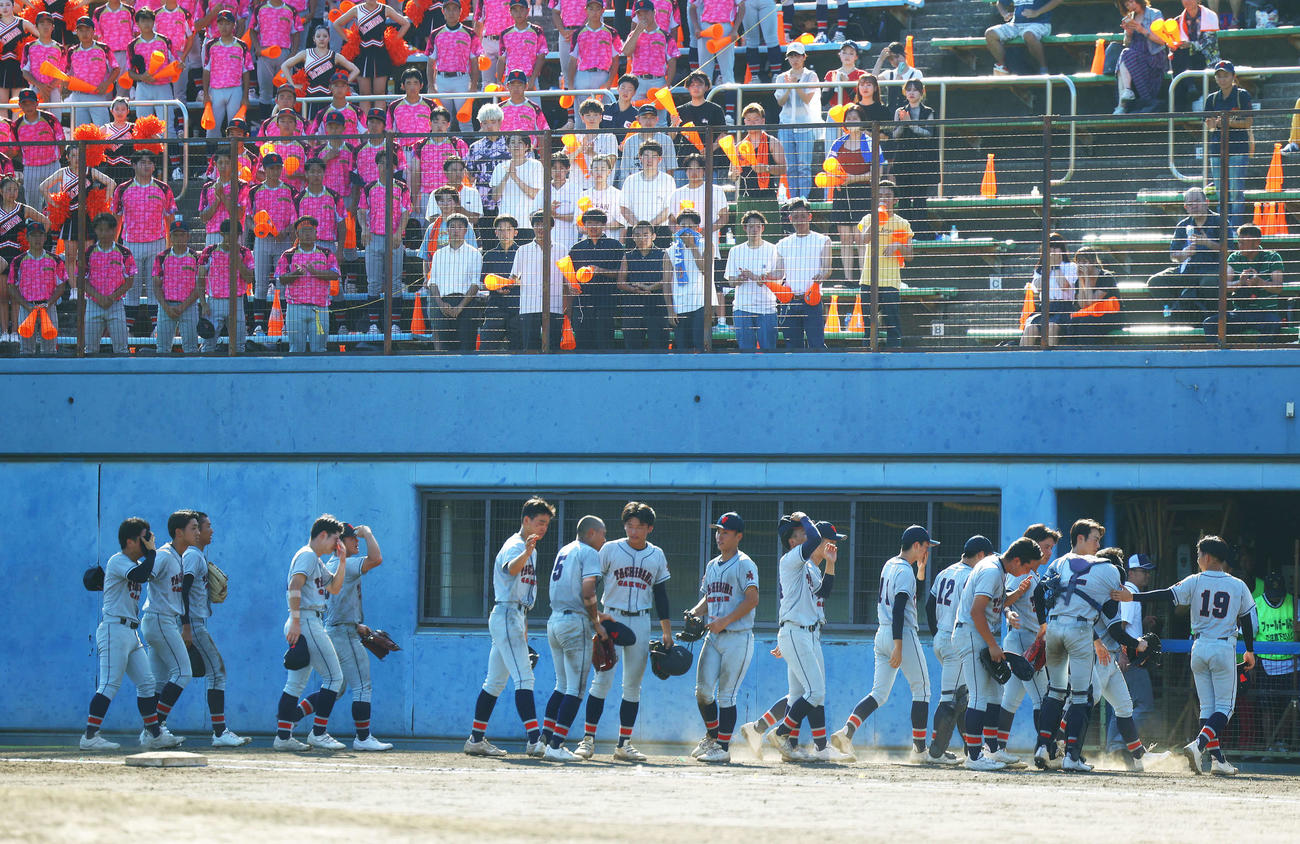 立花学園対舞岡　タイブレークの末、舞岡に敗れ肩を落としながら引き揚げる立花学園の選手たち（撮影・河田真司）