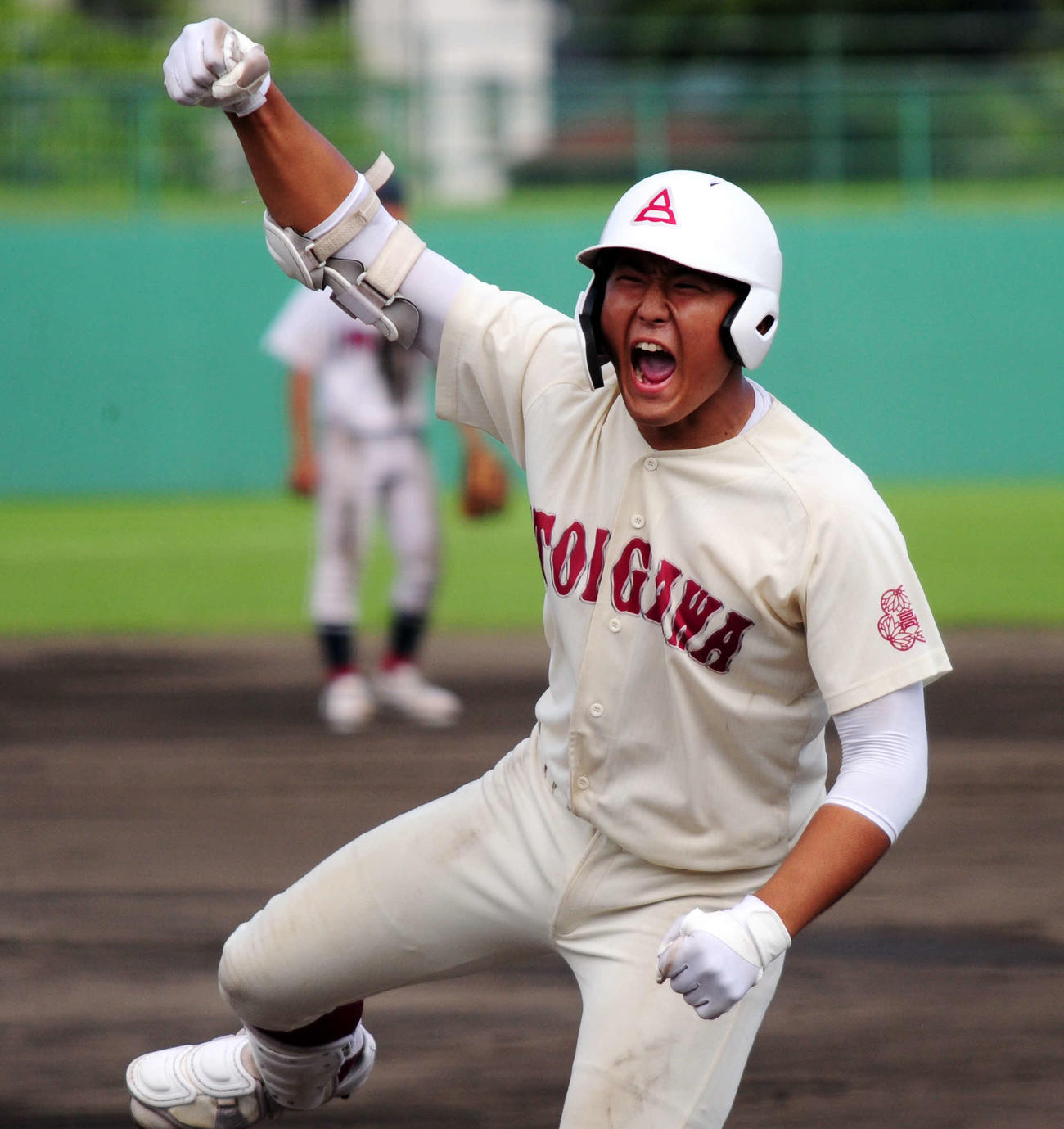 開志学園対糸魚川　7回裏2死満塁、糸魚川の代打中沢が中前に同点打を放ち、雄たけびを上げる