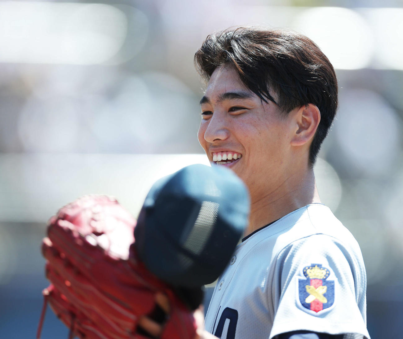 慶応対相模原　笑顔でベンチに戻る慶応の2年生エース小宅（撮影・河田真司）