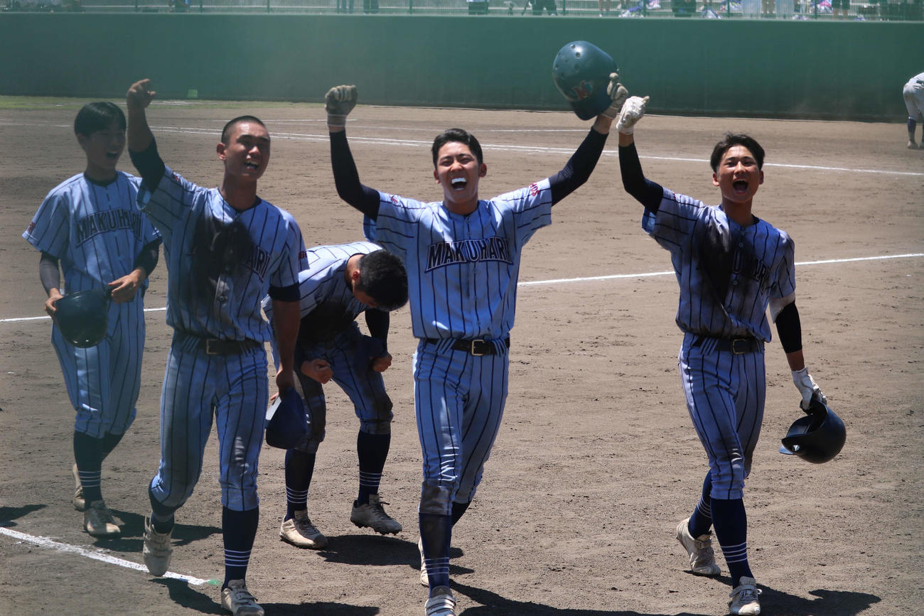 千葉経大付ー幕張総合　延長11回タイブレークの末サヨナラ勝ちし応援スタンドへガッツポーズで応える（写真右から）幕張総合のサヨナラ打の桜井と先発の早坂（撮影・保坂淑子）