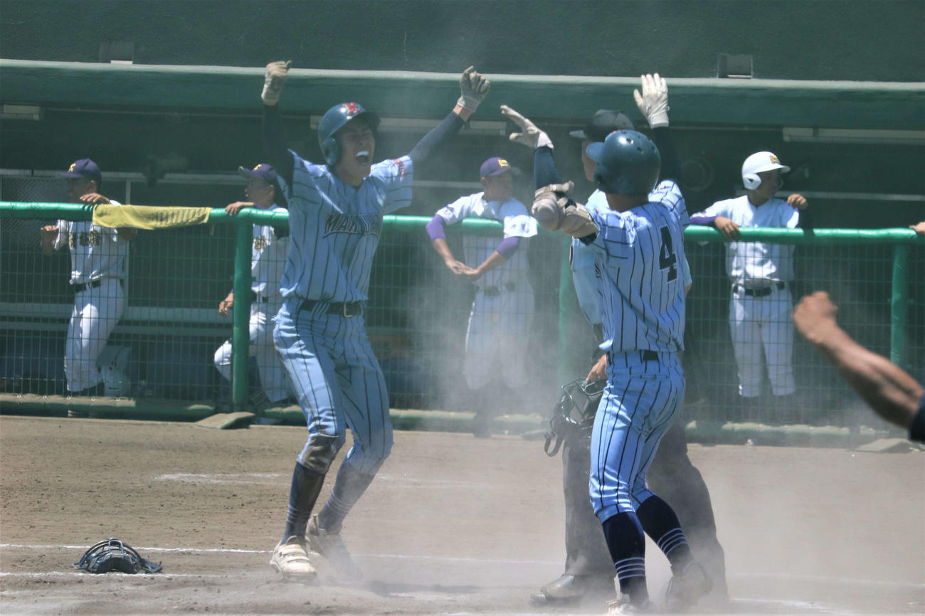 千葉経大付ー幕張総合　延長11回裏、桜井幹太の右前適時打で二塁からサヨナラのホームを踏んだ幕張総合の先発、早坂（撮影・保坂淑子）