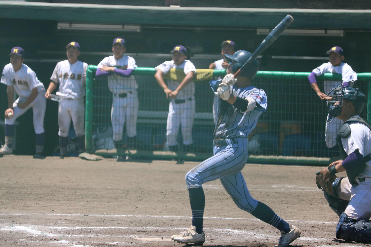 千葉経大付ー幕張総合　延長11回裏、1死一、二塁からライト前へサヨナラ打を放つ9番・桜井（撮影・保坂淑子）