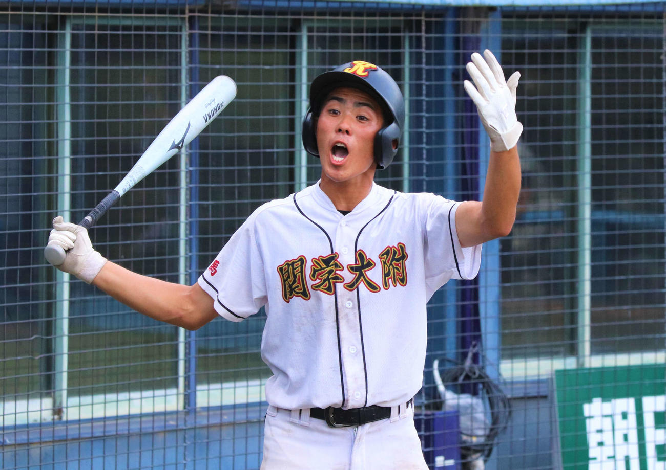 関東学園大付対桐生　8回表関東学園大付無死一、二塁、自らの打席に入る前にチームを盛り上げる関東学園大付・高橋主将（撮影・黒須亮）