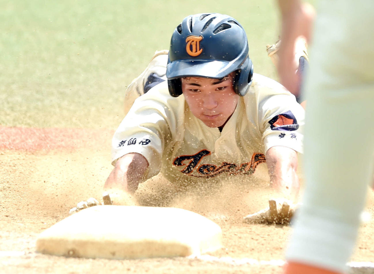 仙台東対東陵　1回裏東陵1死一、二塁、暴投で三塁に滑り込む鴫原（撮影・相沢孔志）
