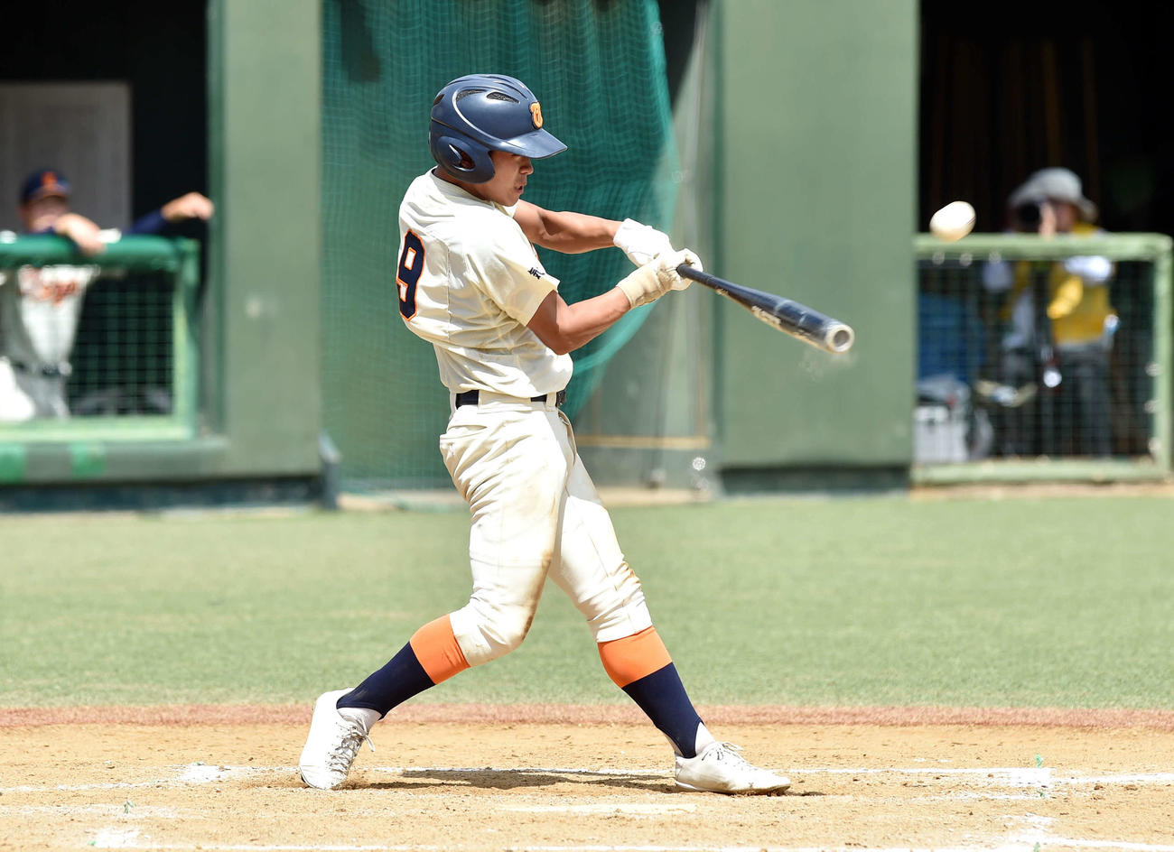 3回、勝ち越し適時三塁打を放つ金沢