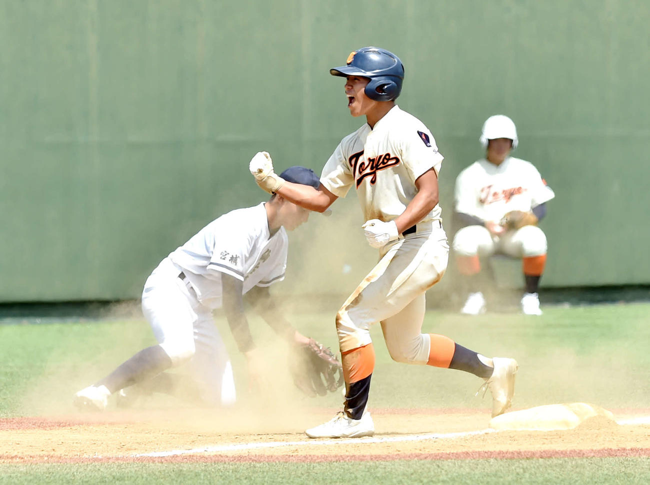 3回、勝ち越し適時三塁打を放ち、雄たけびを上げる東陵・金沢