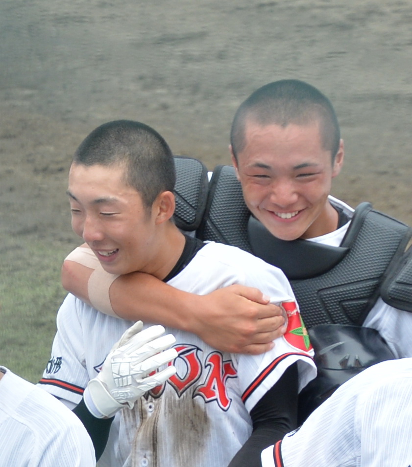 酒田南対日大山形　9回2死二塁で左前サヨナラ適時打を放ち、笑顔の日大山形・浅野（左）（撮影・濱本神威）