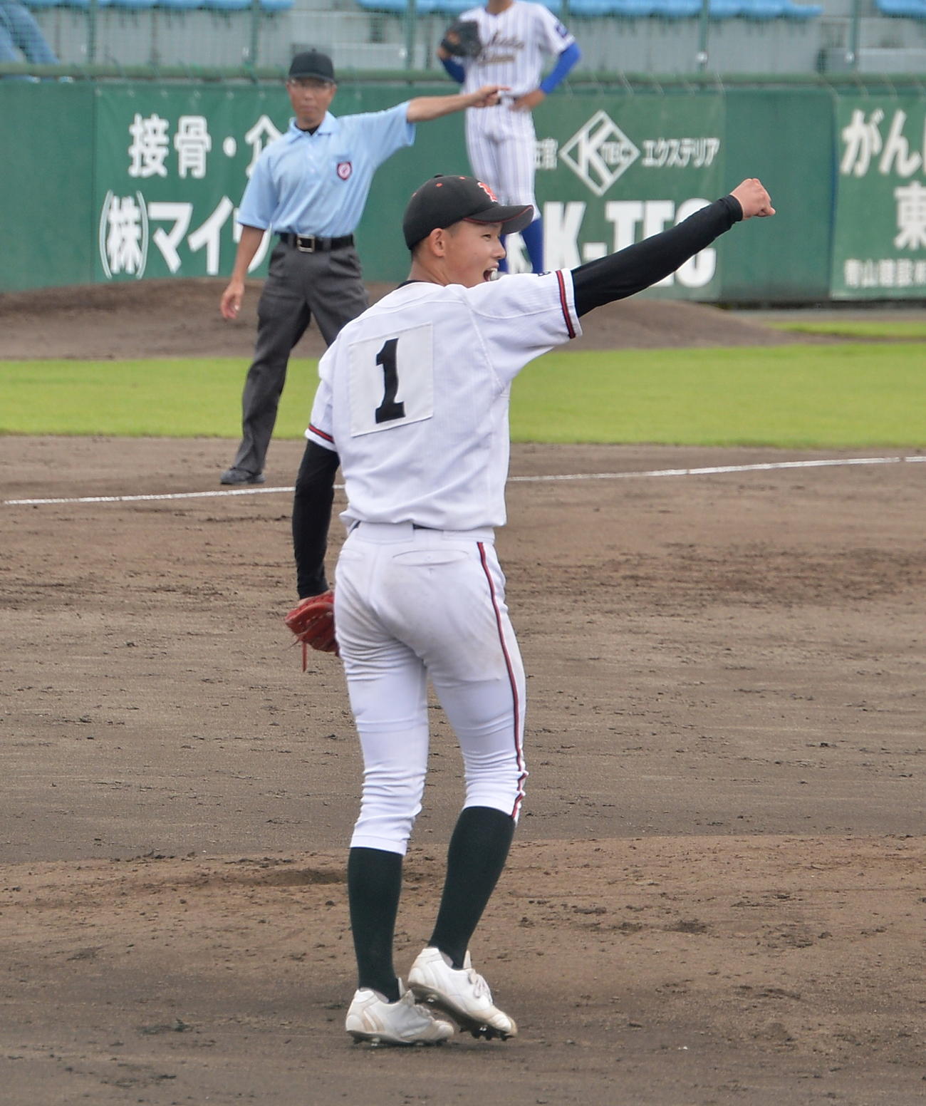 酒田南対日大山形　野手陣の堅守にガッツポーズを送る日大山形・菅井（撮影・濱本神威）