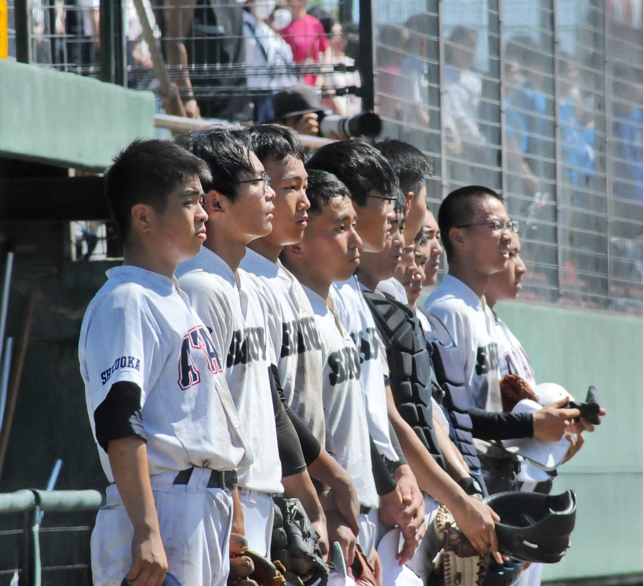 試合に敗れてベンチ前に整列する合同の選手ら