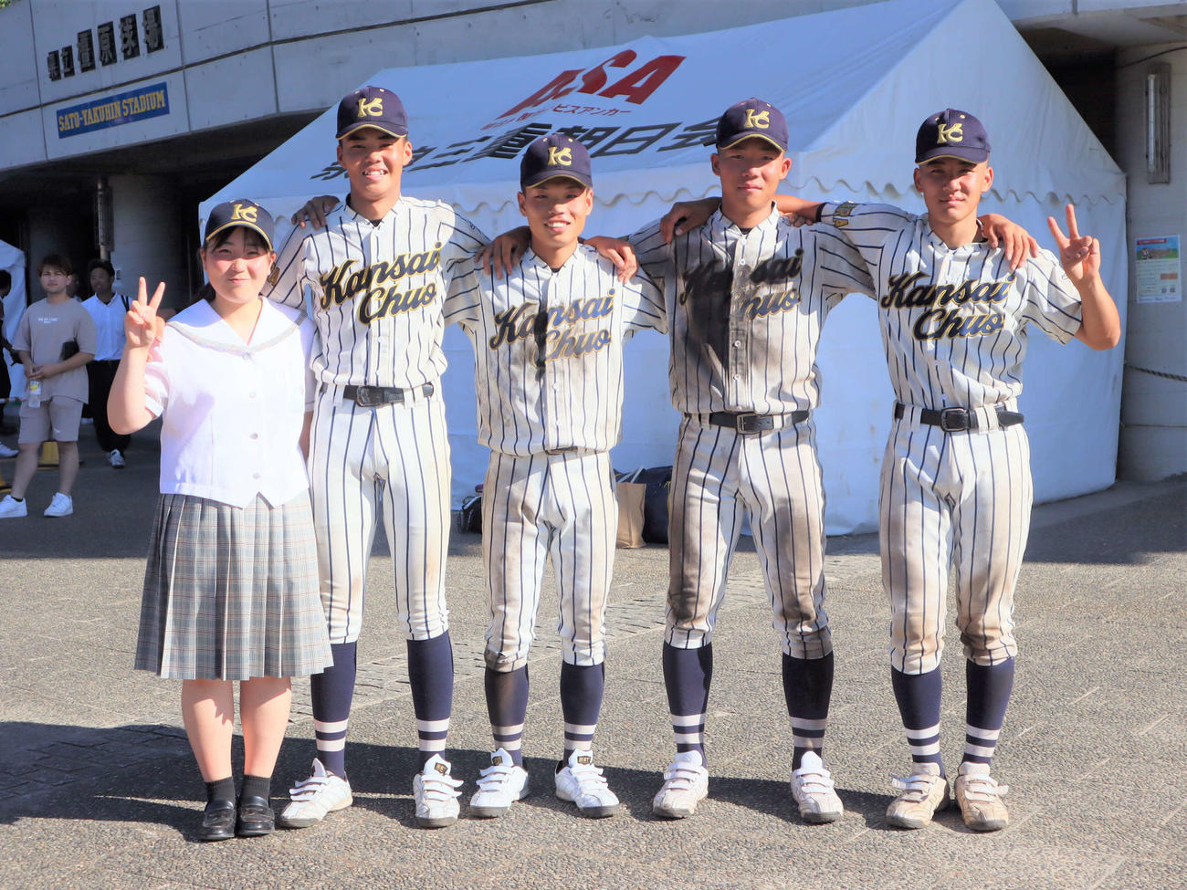 高校野球奈良大会　合同チーム（青翔、関西中央、二階堂、奈良南）対高田　合同チームで最後の夏を戦った関西中央の左から藤本瑛莉香マネージャー、花瀬弘晃投手、杉田悠真外野手、森春道内野手、増井翔大内野手（撮影・村松万里子）