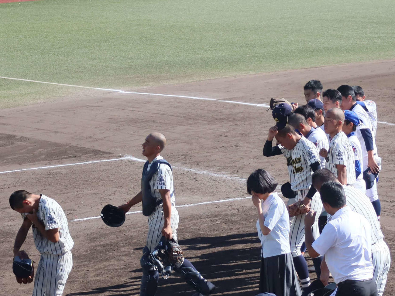 高校野球奈良大会　合同チーム（青翔、関西中央、二階堂、奈良南）対高田　試合終了後スタンドの応援団にあいさつをし、涙ぐむ合同チームのナイン（撮影・村松万里子）