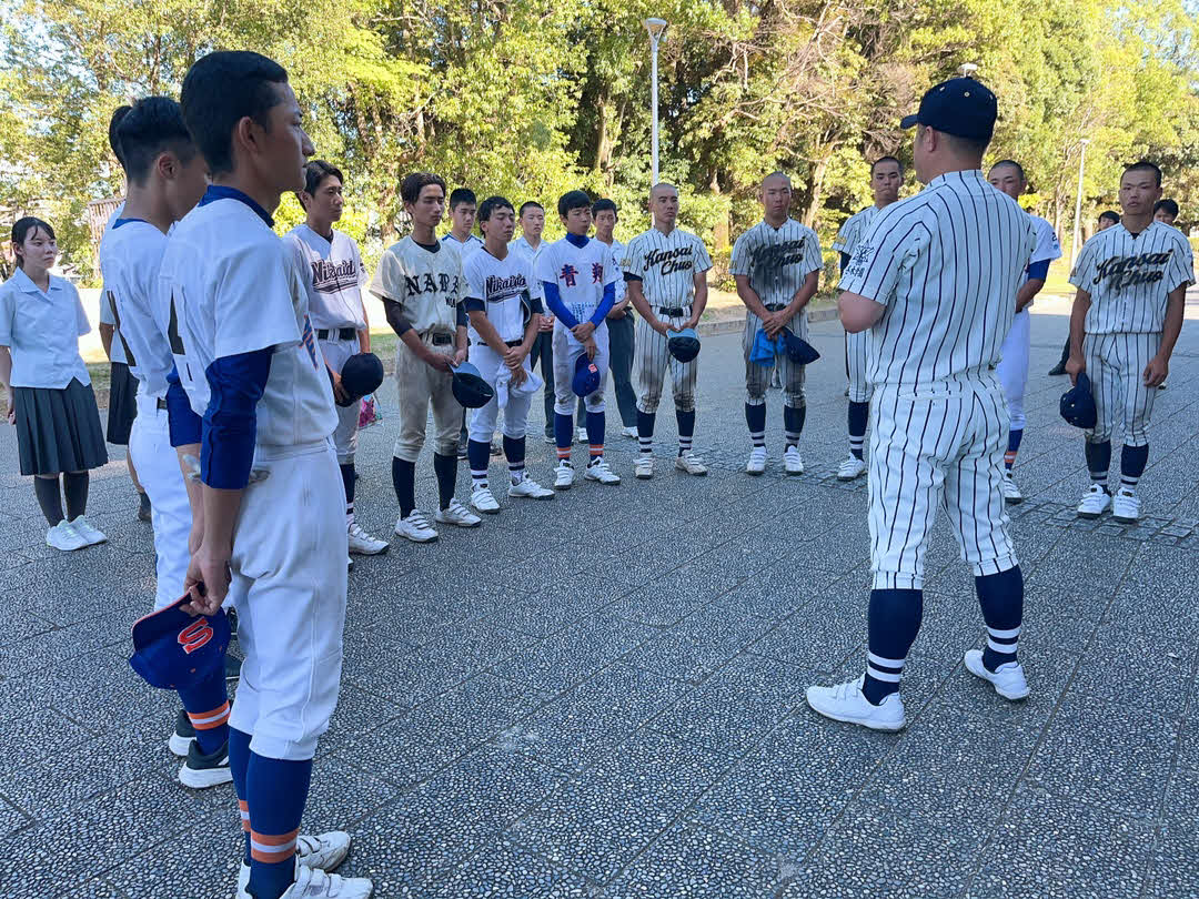 高校野球奈良大会　合同チーム（青翔、関西中央、二階堂、奈良南）対高田　試合後、岸江秀樹監督の話を聞く合同チームのナイン（撮影・村松万里子）