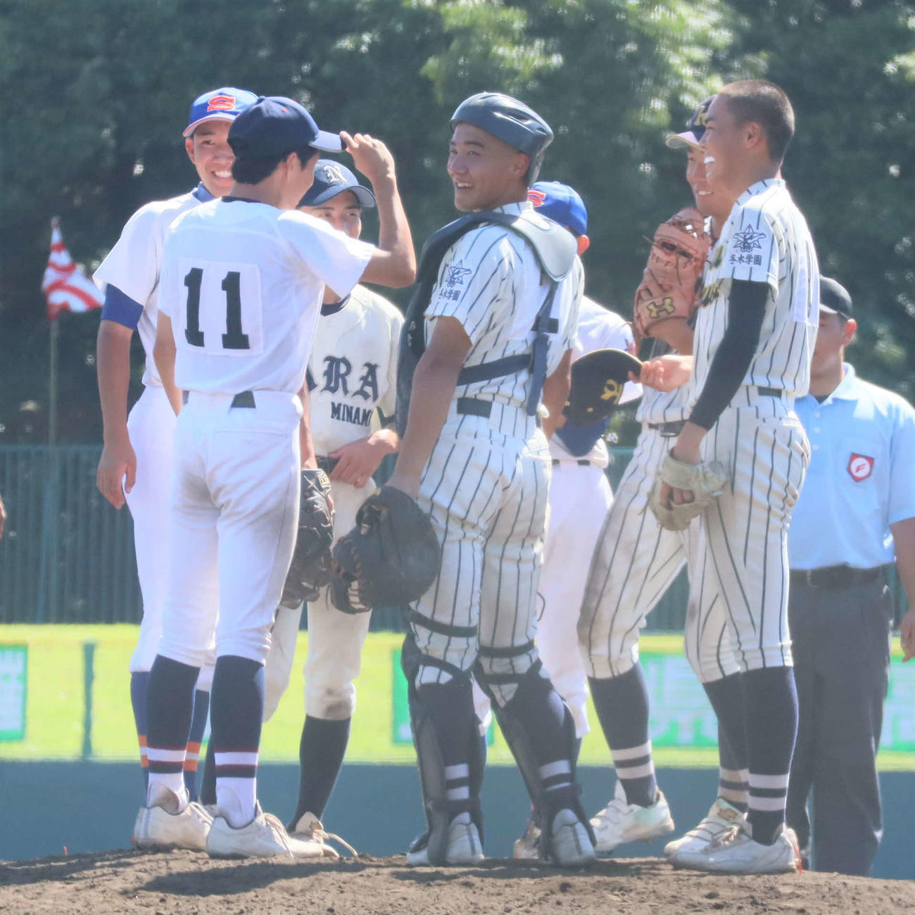 高校野球奈良大会　合同チーム（青翔、関西中央、二階堂、奈良南）対高田　5回2死満塁のピンチも、笑顔でマウンドに集まる合同チームのナイン（撮影・村松万里子）